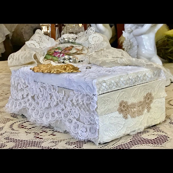 Vintage Lane Cedar Bride’s Hope Chest, Vintage Lace, Jewelry, Linens, Cameo NWT - Picture 4 of 14
